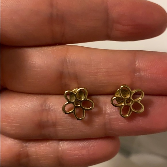 Gold flower studs - Picture 5 of 5